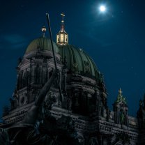 moon_over_berlin_cathedral